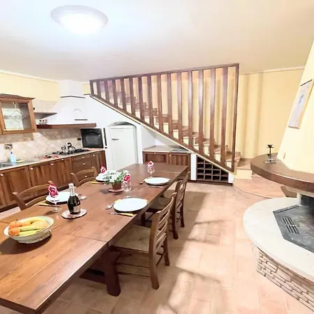 Villa Storico Spacious City House - Car Unnecessary - Wifi - Sleeps 10 *